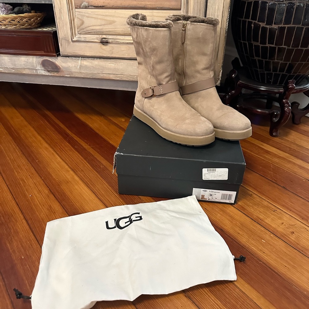NEW IN BOX  UGG CLASSIC SHORT BERGE SUEDE WATERPROOF